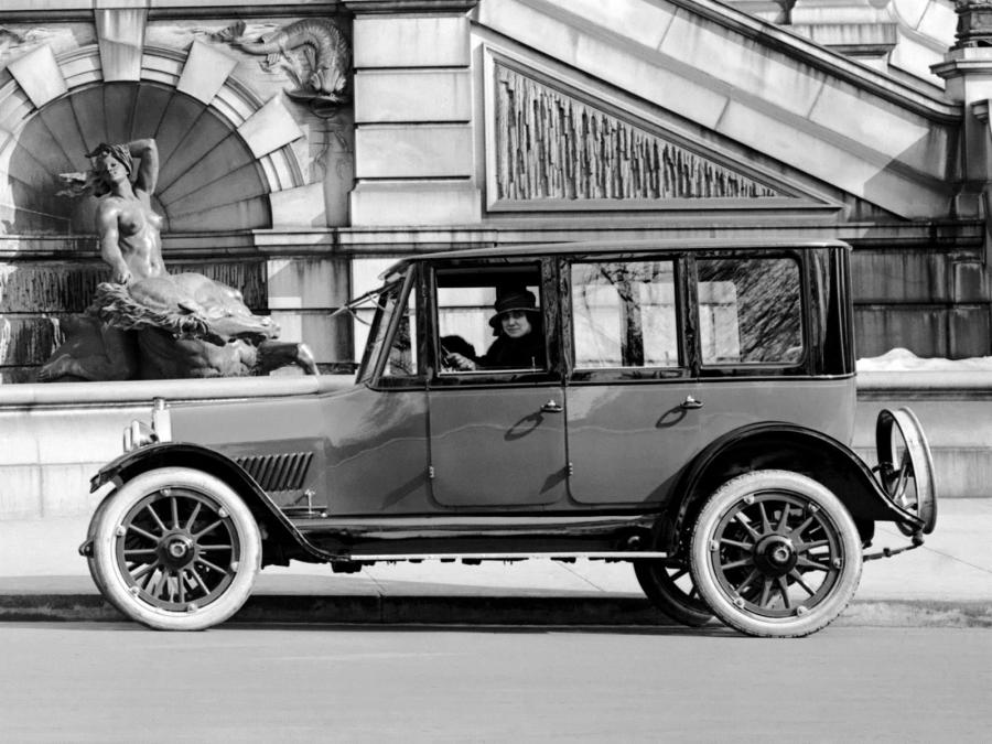 Oldsmobile Model 44 Sedan 1915 года  (фото 2 из 2)